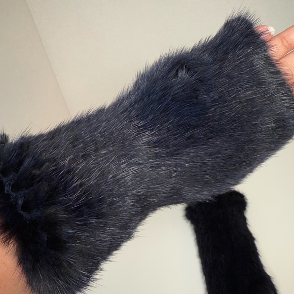 Tory Burch | Mink Fingerless Gloves Navy Blue - Picture 2 of 9